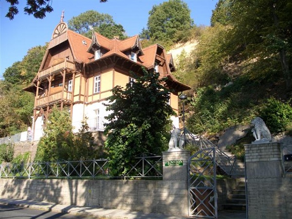 Teilansicht 3 Lwenvilla Straenseite